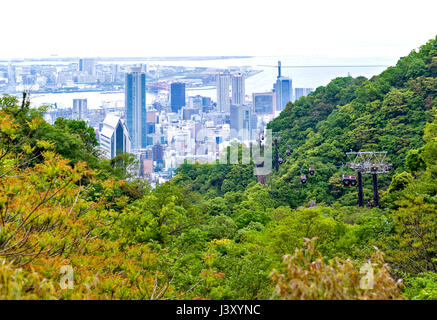 Kobe cityscape e sullo skyline, Kobe Port Island e aeroporto di Kobe nella Baia di Osaka visto da Nunobiki giardino di erbe sul Monte Rokko a Kobe, Giappone Foto Stock