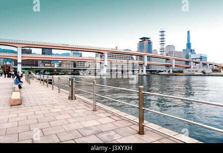 Kobe, Giappone - Aprile 2016: Elevata expressway a Meriken Park, vicino al porto di Kobe terremoto Memorial Park, nella prefettura di Hyogo, Giappone Foto Stock