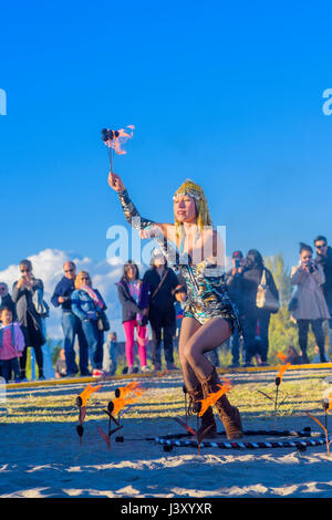 Fire Dancer performance art, Garry Point Park, Richmond, British Columbia, Canada. Foto Stock