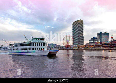 Kobe, Giappone - Aprile 2016: mosaico Umie Kobe Harborland shopping mall e il parco a tema sul lungomare al porto di Kobe, nella prefettura di Hyogo, Giappone Foto Stock