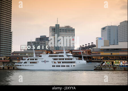 Kobe, Giappone - Aprile 2016: mosaico Umie Kobe Harborland shopping mall e il parco a tema sul lungomare al porto di Kobe, nella prefettura di Hyogo, Giappone Foto Stock