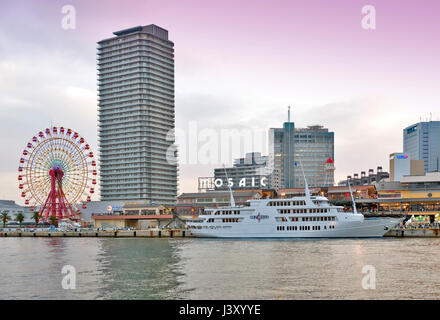 Kobe, Giappone - Aprile 2016: mosaico Umie Kobe Harborland shopping mall e il parco a tema sul lungomare al porto di Kobe, nella prefettura di Hyogo, Giappone Foto Stock