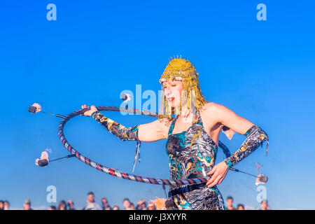 Fire Dancer performance art, Garry Point Park, Richmond, British Columbia, Canada. Foto Stock