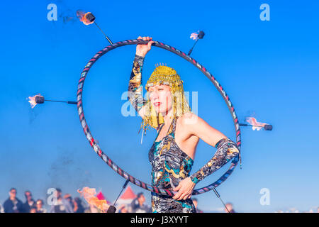 Fire Dancer performance art, Garry Point Park, Richmond, British Columbia, Canada. Foto Stock