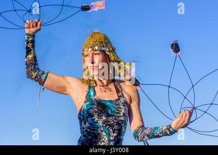 Fire Dancer performance art, Garry Point Park, Richmond, British Columbia, Canada. Foto Stock