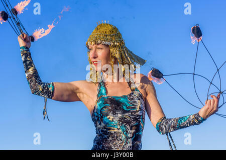 Fire Dancer performance art, Garry Point Park, Richmond, British Columbia, Canada. Foto Stock