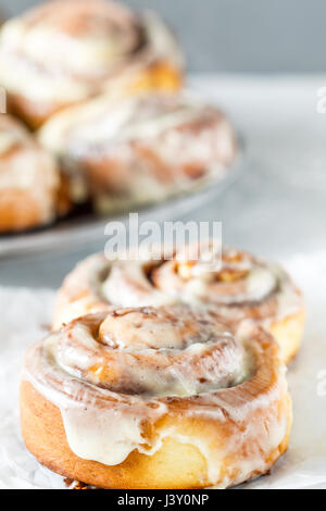 In casa cinnabon deliziosi panini alla cannella e mascarpone glassa. Foto Stock