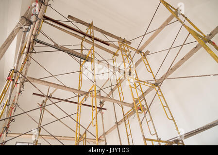 Ponteggi per il lavoro di costruzione. È ci ha reso facile arrampicata su una parte dell'edificio. Foto Stock