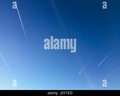 Aeroplano sentieri sul cielo blu Foto Stock