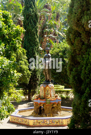 Una fontana ornata nel Parque de Malaga, giardini botanici appena dietro al porto di Malaga Foto Stock