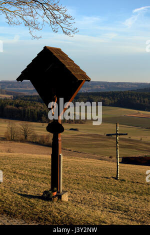 Edicola croce con intagli in ombra e una semplice croce di betulla. Foto Stock