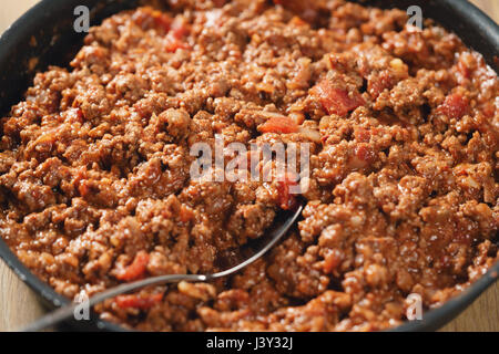La preparazione del processo di lasagne con il ragù alla bolognese in padella Foto Stock