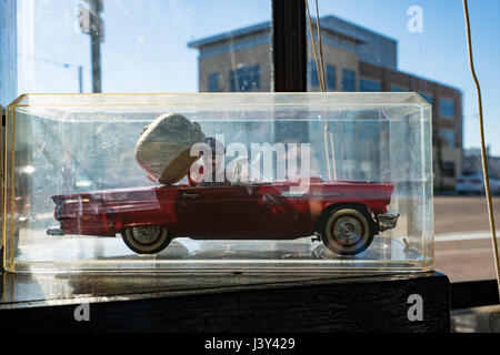 Memorabilia di catture il sole nella finestra di Sun Studios di Memphis, dove Elvis ha iniziato la sua carriera. Foto Stock