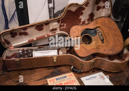 Elvis Presley vacca nascondi guitar caso presso Sun Studios a Memphis Foto Stock