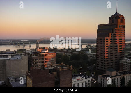 Sunrise over Memphis guardando verso il fiume Mississippi Foto Stock