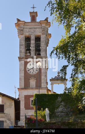 Torre campanaria del Santuario chiesa nel villaggio di Santa Maria del Monte, un comune di Varese nel nord-ovest della regione Lombardia in Italia Foto Stock