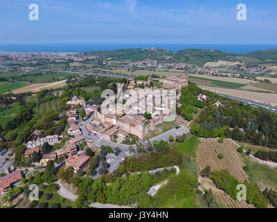 Vista aerea di Gradara Castle e la città in Marche, Italia Foto Stock