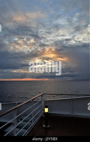 Tramonto sulla nave durante una crociera sulla costa brasiliana. Foto Stock