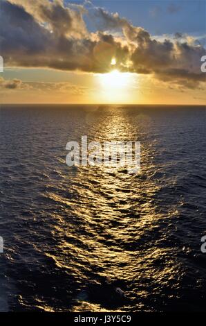 Tramonto sulla nave durante una crociera sulla costa brasiliana. Foto Stock