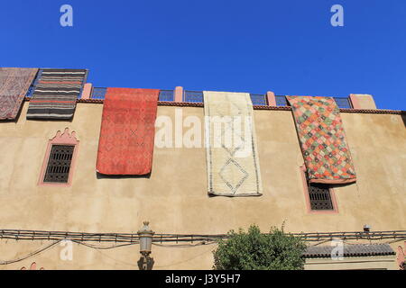 Tappeti essiccamento su parete, Marrakech Foto Stock