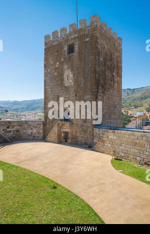Lamego Portogallo Castelo, xii secolo Tower (Torre de Menagem) all'interno dei motivi del Castelo di Lamego, Portogallo. Foto Stock