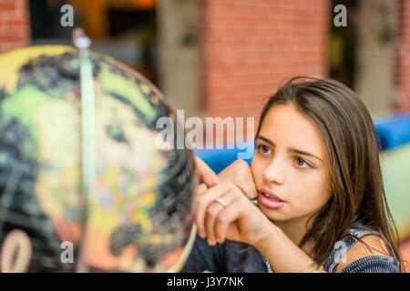 Ragazza guardando al mondo Foto Stock