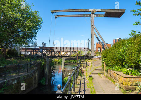 Ponte mobile in corrispondenza della serratura sul Manchester e Salford Junction Canal dove si congiunge con il fiume Irwell, Manchester, Inghilterra, Regno Unito Foto Stock