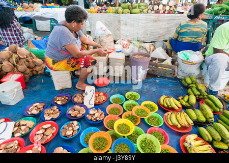 La Suva, Isole Figi - Mar 24, 2017: Vista di gente che vende prodotti locali presso i negozi di alimentari nel mercato Suva nelle isole Figi Foto Stock