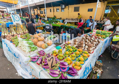 La Suva, Isole Figi - Mar 24, 2017: Vista di gente che vende prodotti locali presso i negozi di alimentari nel mercato Suva nelle isole Figi Foto Stock