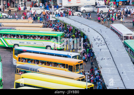 La Suva, Isole Figi - Mar 24, 2017: Vista di persone in un trafficato terminal degli autobus nel centro della città di Suva, Isole Figi Foto Stock