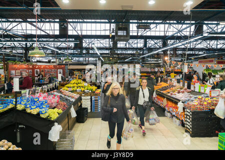 Melbourne, Australia - 6 Maggio 2017: Vista di gente che visita il mercato Prahran. Si tratta di uno dei principali cibi freschi mercati in Melbourne. Foto Stock