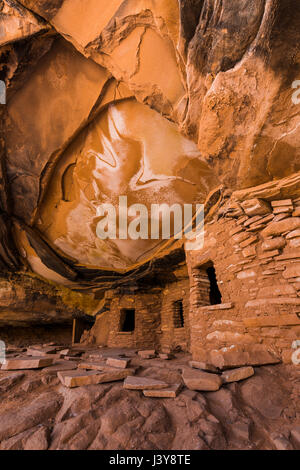 Caduto rovina del tetto, con la sua drammatica evidenza ancestrale di abitazione dei Pueblo, porta le orecchie del monumento nazionale, Southern Utah, Stati Uniti d'America Foto Stock