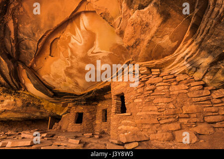 Caduto rovina del tetto, con la sua drammatica evidenza ancestrale di abitazione dei Pueblo, porta le orecchie del monumento nazionale, Southern Utah, Stati Uniti d'America Foto Stock