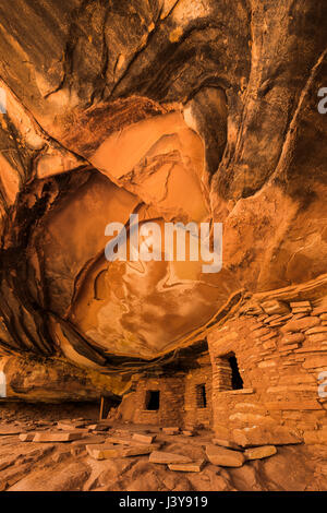 Caduto rovina del tetto, con la sua drammatica evidenza ancestrale di abitazione dei Pueblo, porta le orecchie del monumento nazionale, Southern Utah, Stati Uniti d'America Foto Stock