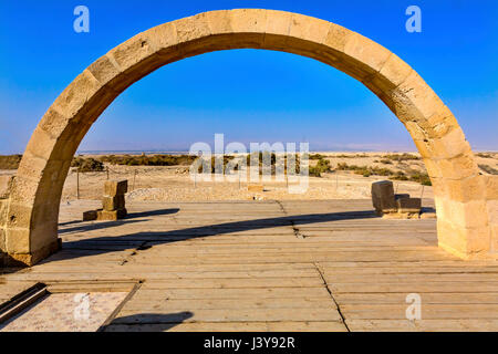 Giovanni Paolo II Arch rovine chiese bizantine Elia collina vicino a Gesù il battesimo sito Betania oltre il Giordano. Jordan River mosso e rovine sono di epoca bizantina Foto Stock