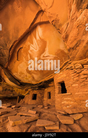 Caduto rovina del tetto, con la sua drammatica evidenza ancestrale di abitazione dei Pueblo, porta le orecchie del monumento nazionale, Southern Utah, Stati Uniti d'America Foto Stock