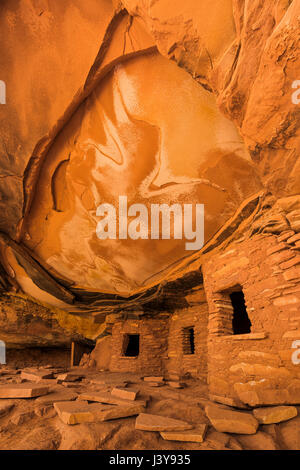 Caduto rovina del tetto, con la sua drammatica evidenza ancestrale di abitazione dei Pueblo, porta le orecchie del monumento nazionale, Southern Utah, Stati Uniti d'America Foto Stock