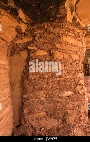 Particolare di costruzione del tetto caduto rovina, mostrando antiche impronte nel fango malta, con la sua drammatica evidenza ancestrale di abitazione dei Pueblo, Foto Stock