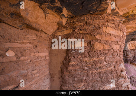 Particolare di costruzione del tetto caduto rovina, mostrando antiche impronte nel fango malta, con la sua drammatica evidenza ancestrale di abitazione dei Pueblo, Foto Stock