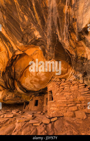 Caduto rovina del tetto, con la sua drammatica evidenza ancestrale di abitazione dei Pueblo, porta le orecchie del monumento nazionale, Southern Utah, Stati Uniti d'America Foto Stock