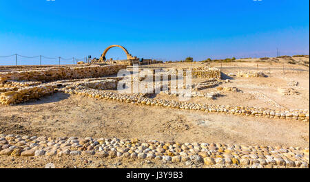 Giovanni Paolo II Arch rovine chiese bizantine Elia collina vicino a Gesù il battesimo sito Betania oltre il Giordano. Jordan River mosso e rovine sono di epoca bizantina Foto Stock