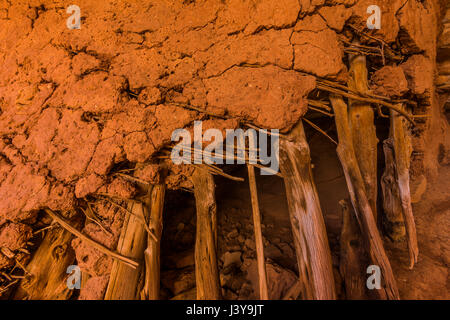 Ancestrale edificio dei Pueblo rovina che mostra l'uso di jacal tecniche di costruzione in strada Canyon in porta le orecchie del monumento nazionale, Southern Utah, Stati Uniti d'America Foto Stock