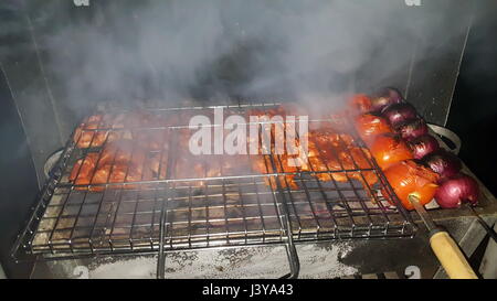 Iraniano Barbecue di pollo con cipolla e freddo nel parco Foto Stock