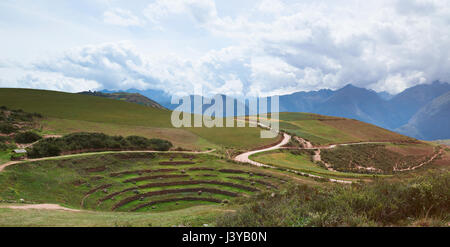 La valle sacra in Moray Perù con cerchio terrazze Incas paesaggio Foto Stock