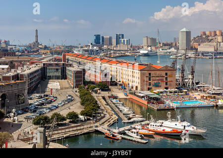 Genova, Italia - 02 settembre 2016: vista da sopra il porto di Genova - Capitale della regione Liguria, la sesta città più grande con il secondo porto più trafficato in Italia