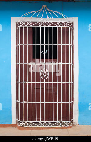 Tipico edificio coloniale con la porta della griglia di ferro in Trinidad, Cuba Foto Stock