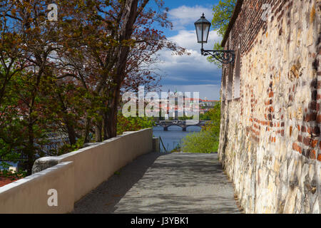 Vista da Vysehrad dopo la pioggia.it è un forte storico situato nella città di Praga. Esso è stato costruito, probabilmente nel X secolo, su di una collina sopra la Vlta Foto Stock