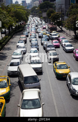 Il traffico su Ratchadamri Rd in Bangkok - Thaialnd Foto Stock