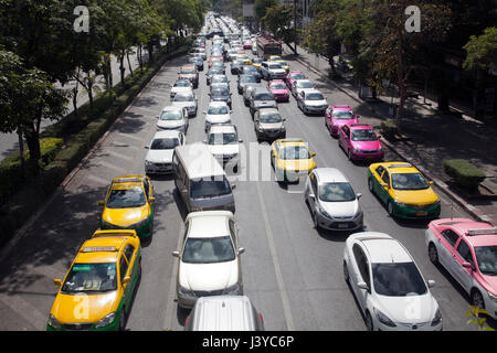 Il traffico su Ratchadamri Rd in Bangkok - Thaialnd Foto Stock