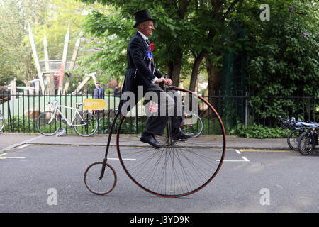 Pic mostra: Il Tweed Run 2017 - vintage bike rally Clerkenwell London foto di Gavin Rodgers/ Pixel8000 Foto Stock